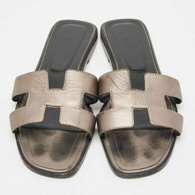مملوكة مسبقًا Hermes Metallic Leather Oran Flat Sandals Size 42