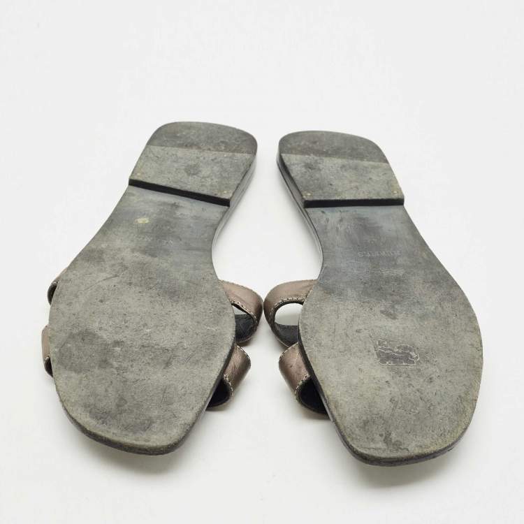 مملوكة مسبقًا Hermes Metallic Leather Oran Flat Sandals Size 42