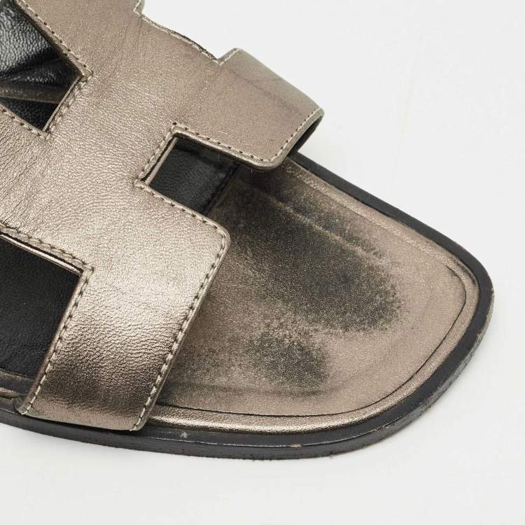 مملوكة مسبقًا Hermes Metallic Leather Oran Flat Sandals Size 42