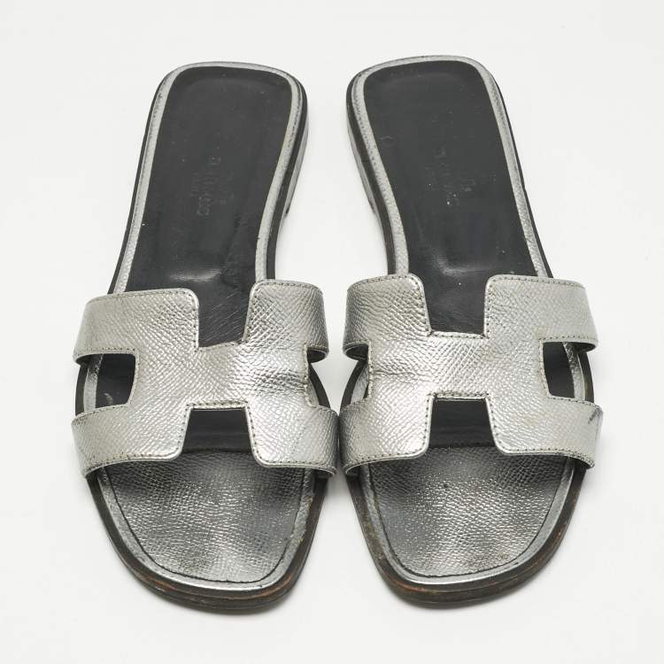 Pre Owned Hermes Silver Leather Oran Flat Slides Size 38