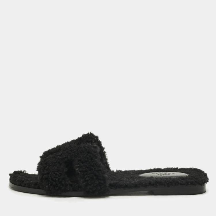 مملوكة مسبقًا Hermès Black Shearling Fur Oran Flat Slides Size 38