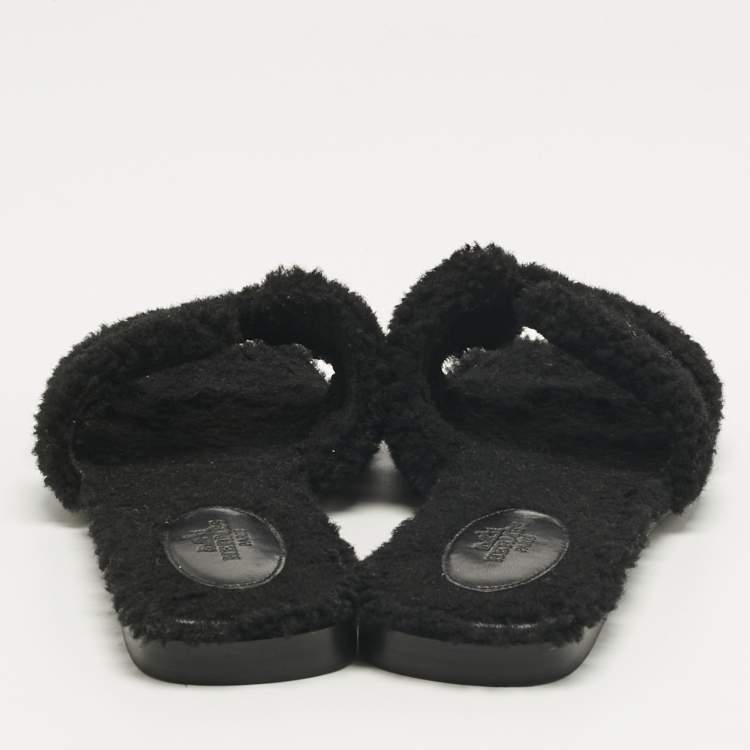 مملوكة مسبقًا Hermès Black Shearling Fur Oran Flat Slides Size 38