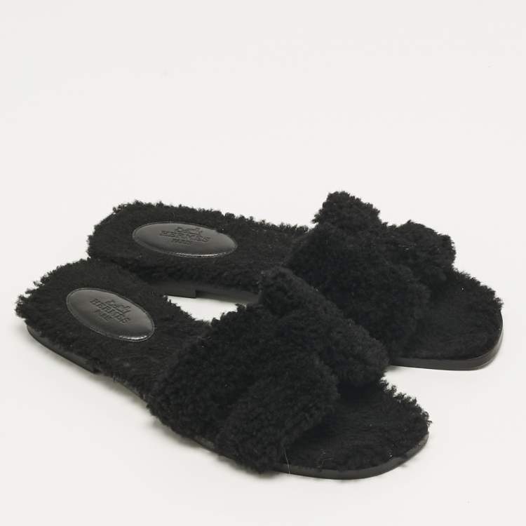 مملوكة مسبقًا Hermès Black Shearling Fur Oran Flat Slides Size 38