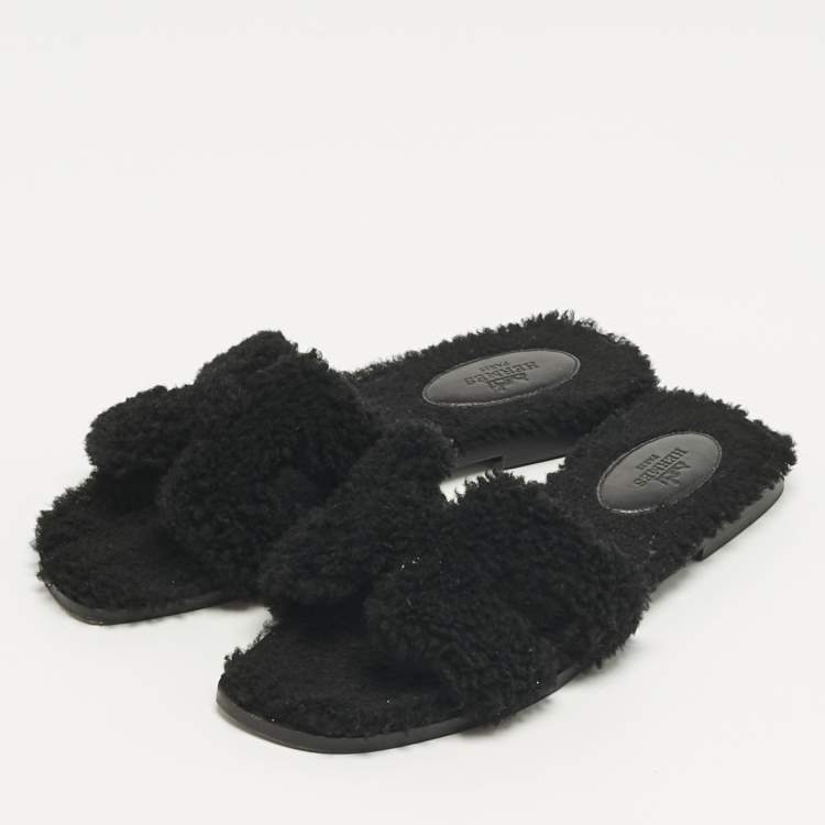 مملوكة مسبقًا Hermès Black Shearling Fur Oran Flat Slides Size 38