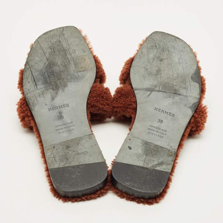 مملوكة مسبقًا Hermes Oran Size 38 Brown Shearling Flat Slides