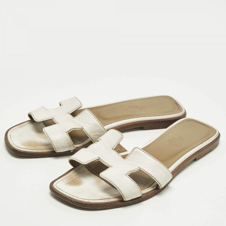 مملوكة مسبقًا Hermes Oran Size 36.5 White Leather Flat Sandals