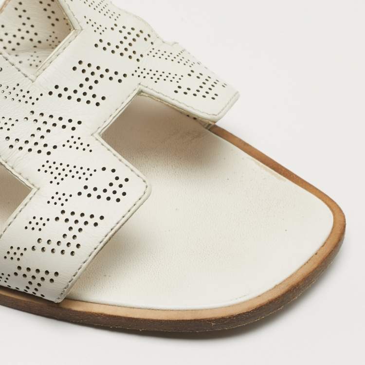 Pre Owned Hermès Oran Size 39 White Perforated Leather Flat Slides