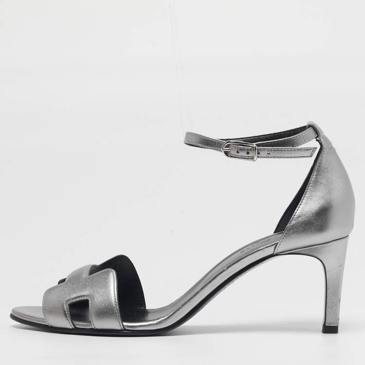 مملوكة مسبقًا Hermes Premiere 70 Size 39.5 Silver Leather Ankle Strap Sandals