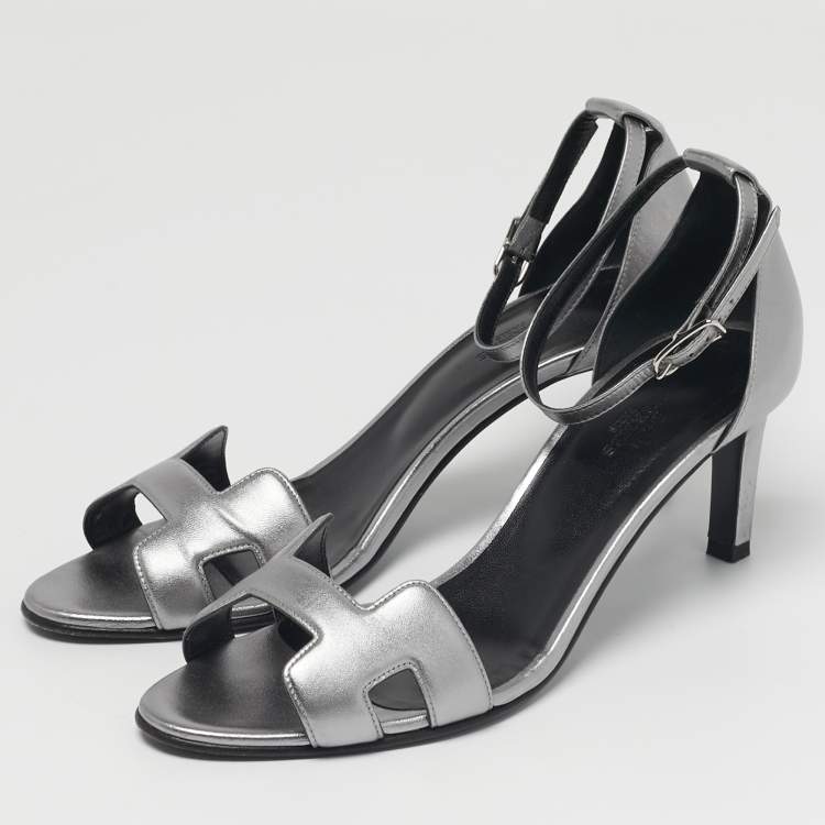 مملوكة مسبقًا Hermes Premiere 70 Size 39.5 Silver Leather Ankle Strap Sandals