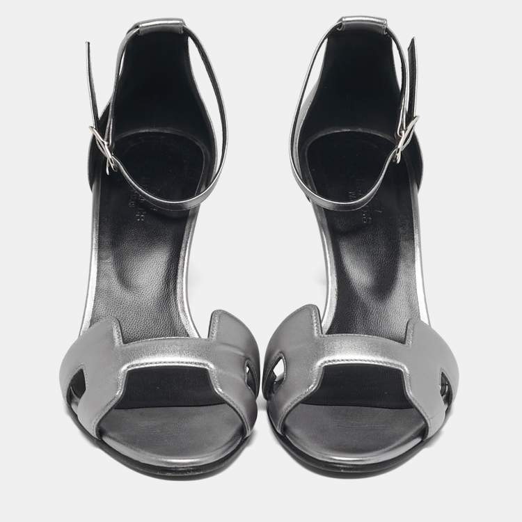 مملوكة مسبقًا Hermes Premiere 70 Size 39.5 Silver Leather Ankle Strap Sandals