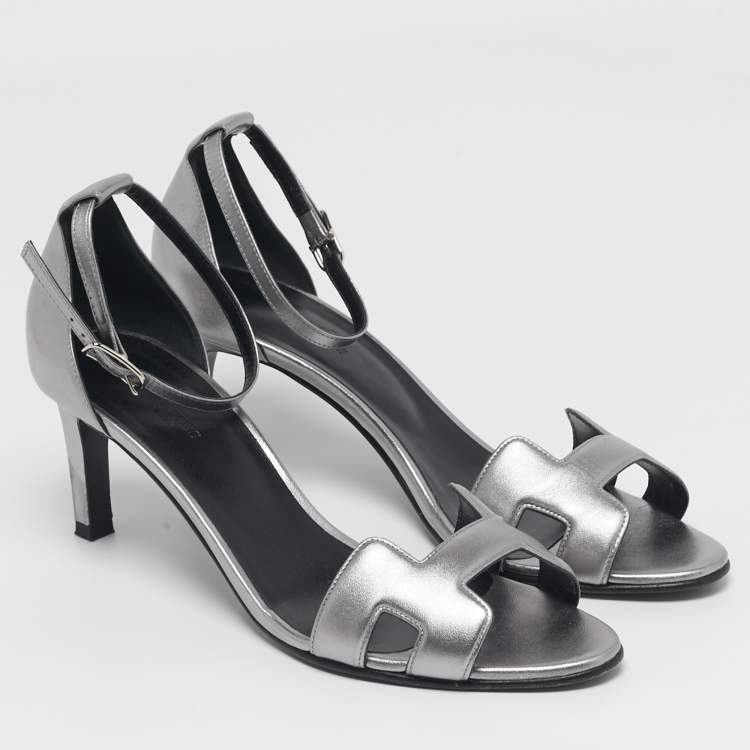 مملوكة مسبقًا Hermes Premiere 70 Size 39.5 Silver Leather Ankle Strap Sandals