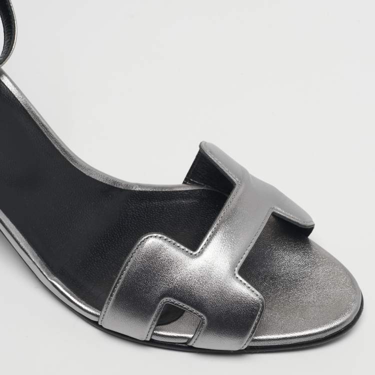 مملوكة مسبقًا Hermes Premiere 70 Size 39.5 Silver Leather Ankle Strap Sandals