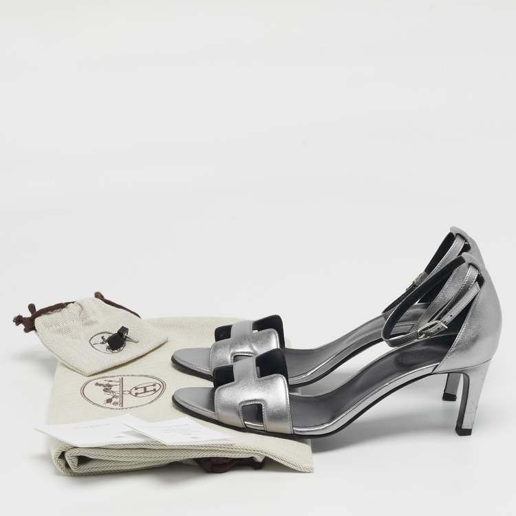 مملوكة مسبقًا Hermes Premiere 70 Size 39.5 Silver Leather Ankle Strap Sandals