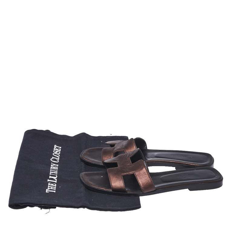 مملوكة مسبقًا Hermes Metallic Bronze Leather Oran Slide Flats Size 38.5
