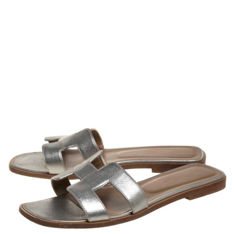 Pre Owned Hermes Silver Textured Leather Oran Flats Size 38.5