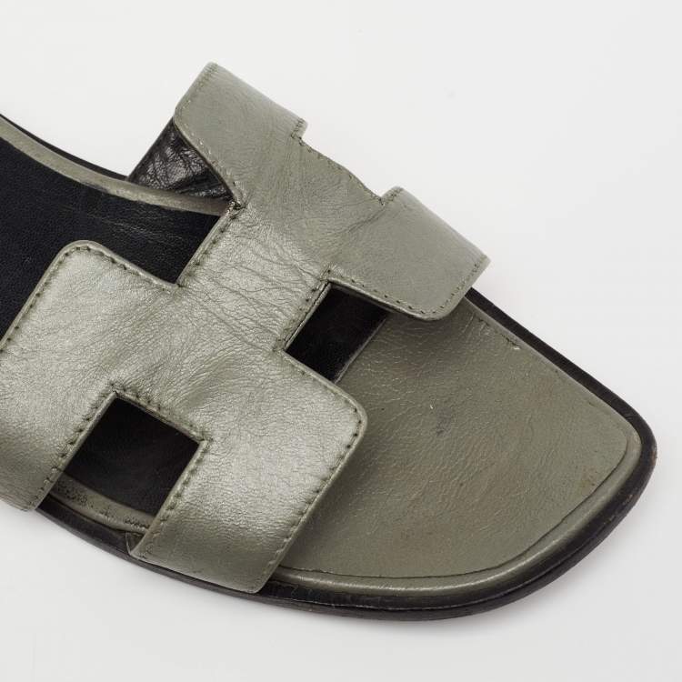 مملوكة مسبقًا Hermes Grey/Black Leather Oran Flat Slides Size 40.5