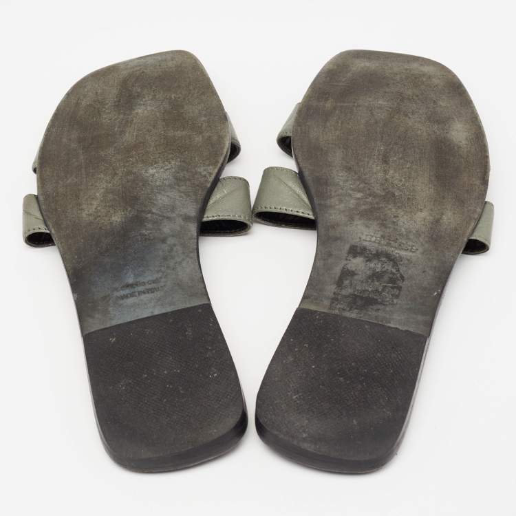 مملوكة مسبقًا Hermes Grey/Black Leather Oran Flat Slides Size 40.5