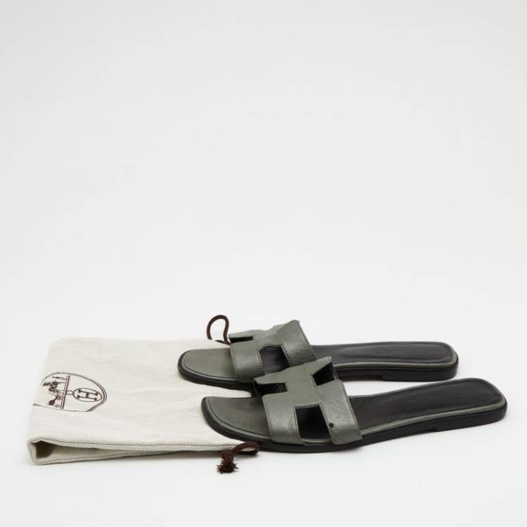 مملوكة مسبقًا Hermes Grey/Black Leather Oran Flat Slides Size 40.5
