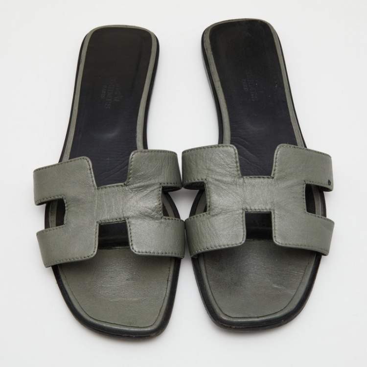 مملوكة مسبقًا Hermes Grey/Black Leather Oran Flat Slides Size 40.5