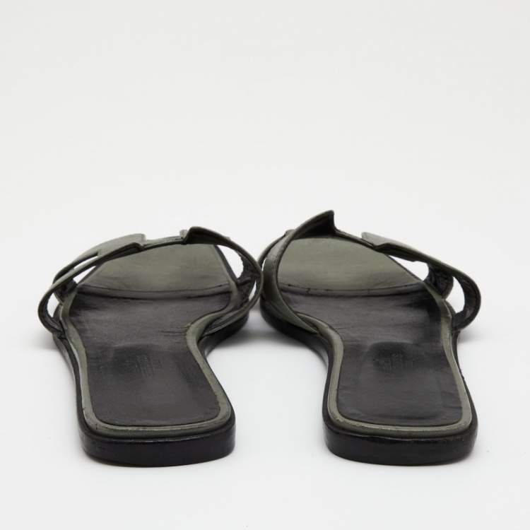 مملوكة مسبقًا Hermes Grey/Black Leather Oran Flat Slides Size 40.5