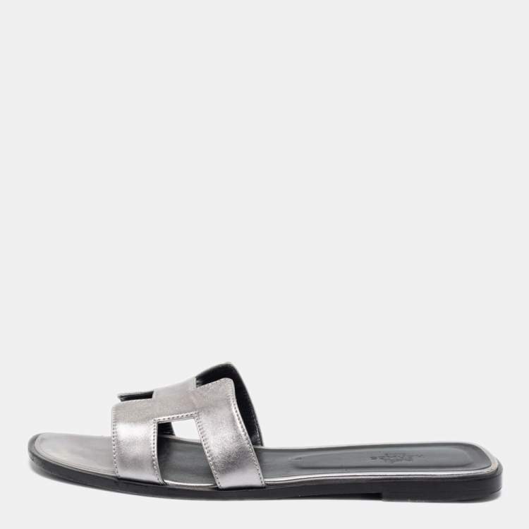Pre Owned Hermes Silver Leather Oran  Sandals Size 40.5