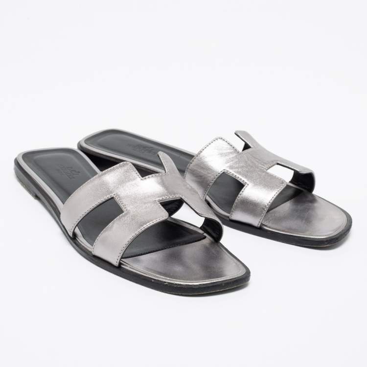 Pre Owned Hermes Silver Leather Oran  Sandals Size 40.5