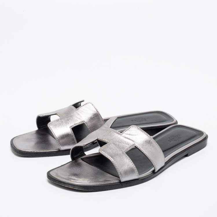 Pre Owned Hermes Silver Leather Oran  Sandals Size 40.5