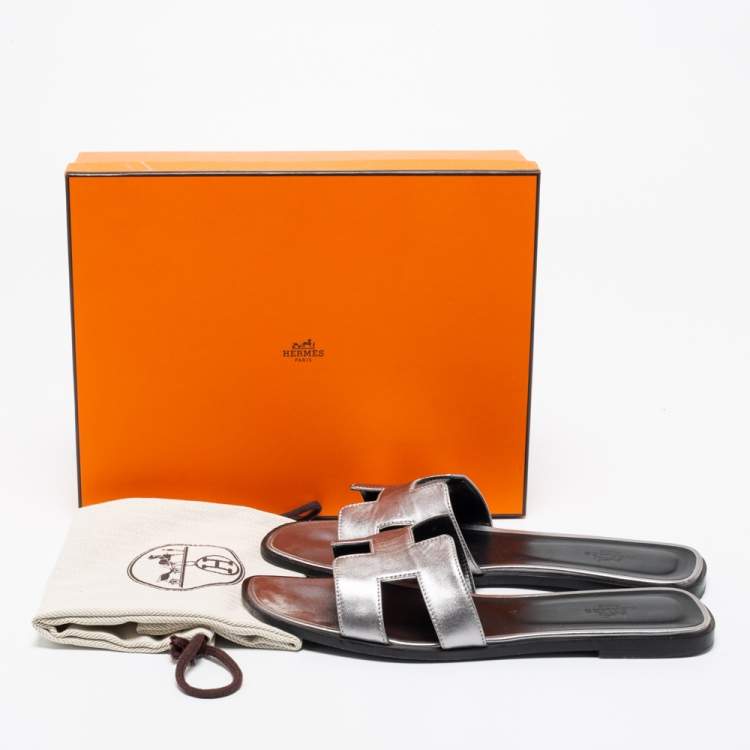Pre Owned Hermes Silver Leather Oran  Sandals Size 40.5