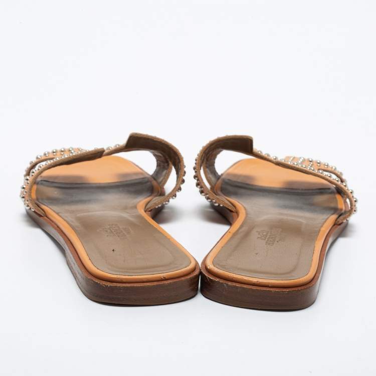 مملوكة مسبقًا Hermes Orange Leather Oran Studded Flat Slides Size 36.5