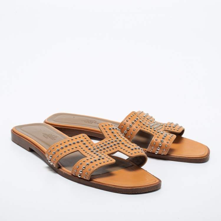 مملوكة مسبقًا Hermes Orange Leather Oran Studded Flat Slides Size 36.5