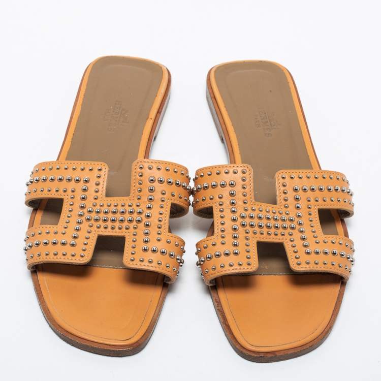 مملوكة مسبقًا Hermes Orange Leather Oran Studded Flat Slides Size 36.5