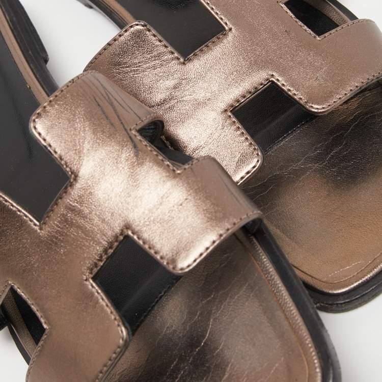 مملوكة مسبقًا Hermes Metallic Brown Leather Oran Flat Slides Size 39.5