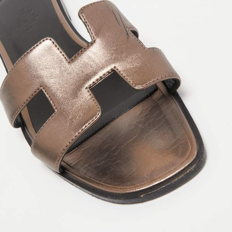 مملوكة مسبقًا Hermes Metallic Brown Leather Oran Flat Slides Size 39.5