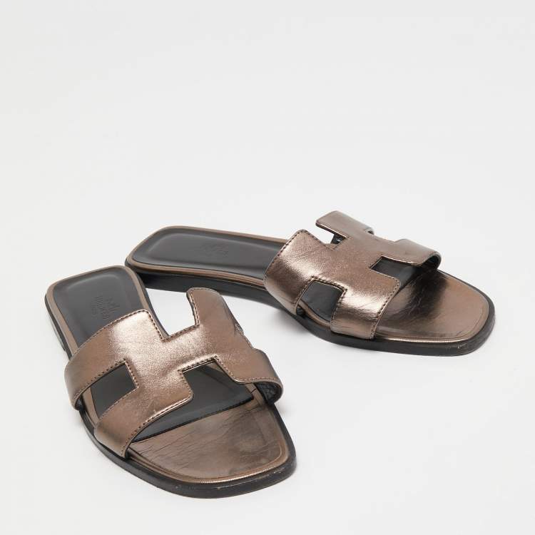 مملوكة مسبقًا Hermes Metallic Brown Leather Oran Flat Slides Size 39.5