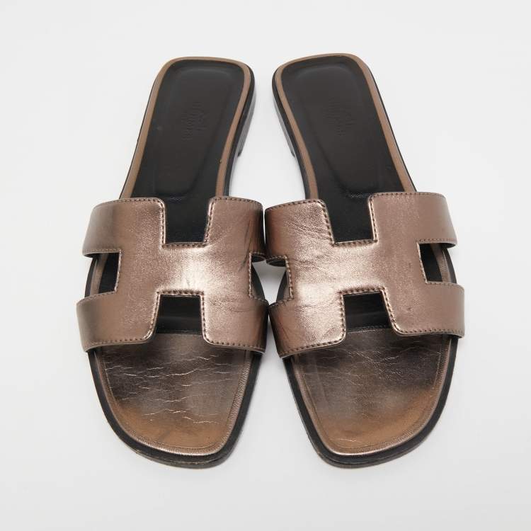 مملوكة مسبقًا Hermes Metallic Brown Leather Oran Flat Slides Size 39.5