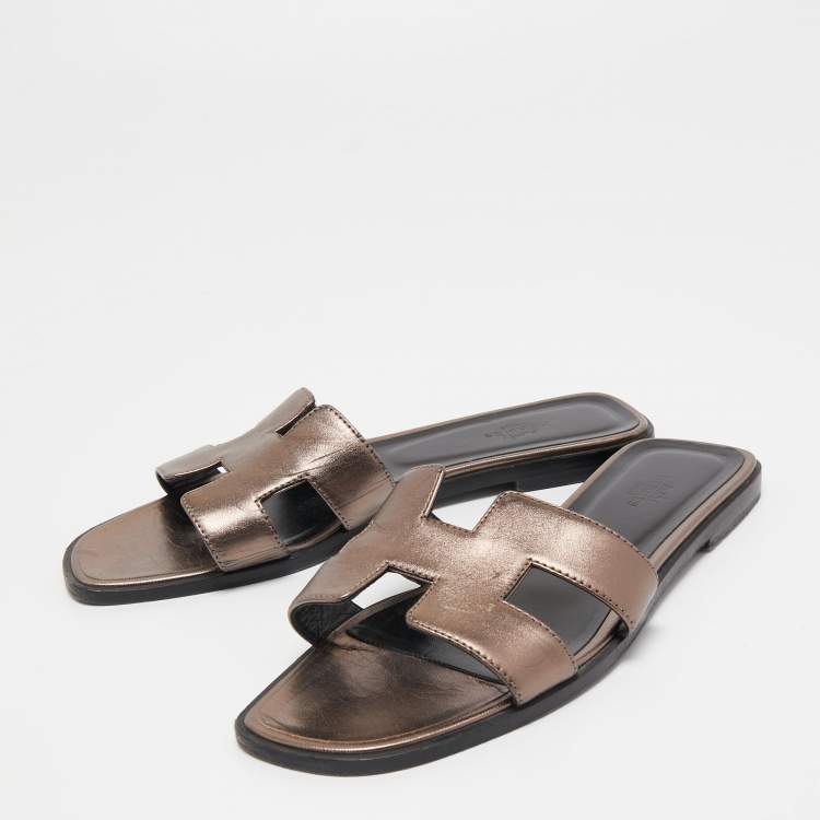 مملوكة مسبقًا Hermes Metallic Brown Leather Oran Flat Slides Size 39.5
