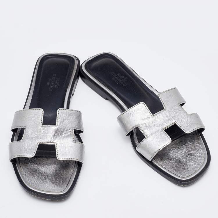 Pre Owned Hermes Silver Leather Oran Slide Flats Size 35.5