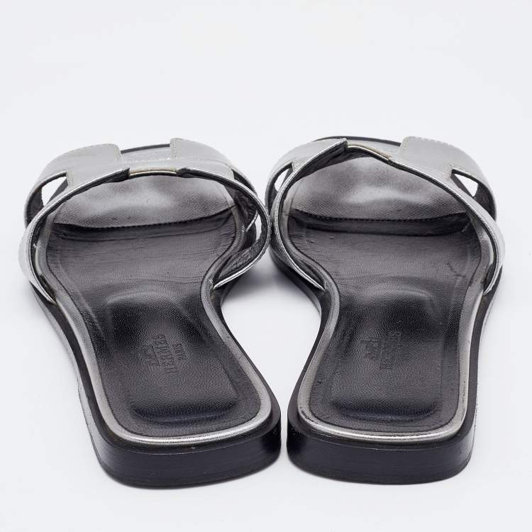 Pre Owned Hermes Silver Leather Oran Slide Flats Size 35.5