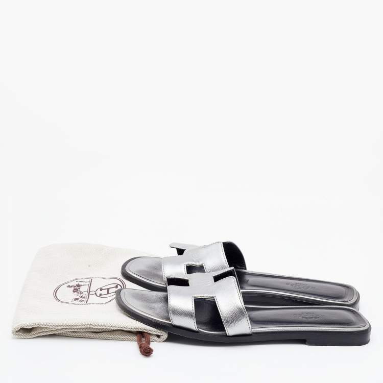 Pre Owned Hermes Silver Leather Oran Slide Flats Size 35.5
