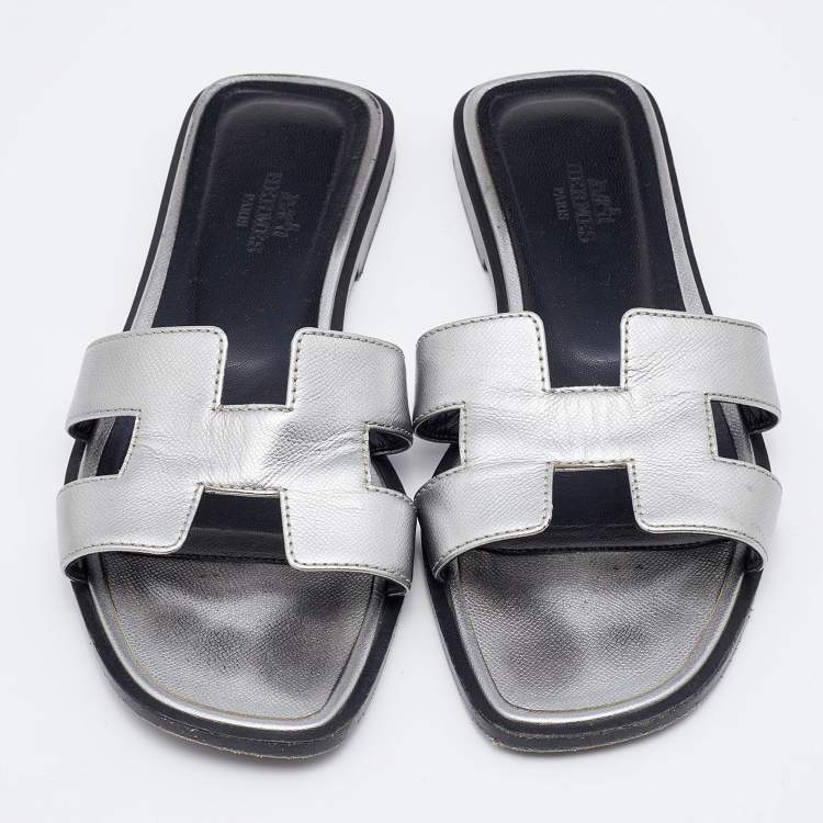 Pre Owned Hermes Silver Leather Oran Slide Flats Size 35.5