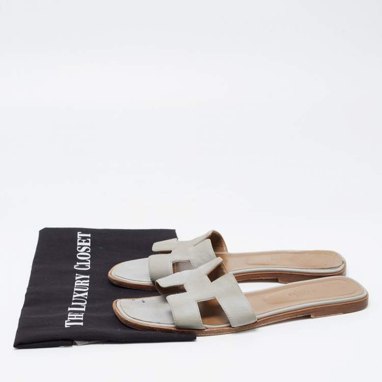 Pre Owned Hermes Grey Textured Leather Oran Flat Slides Size 41