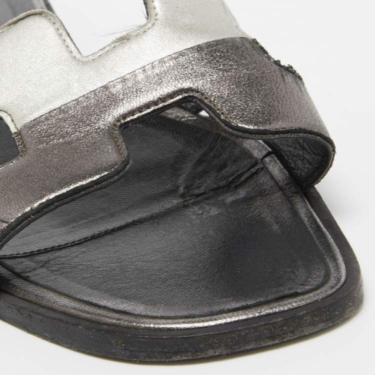 Pre Owned Hermes Metallic Silver Leather Oran Slide Flats Size 37