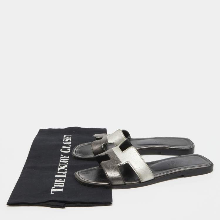 Pre Owned Hermes Metallic Silver Leather Oran Slide Flats Size 37