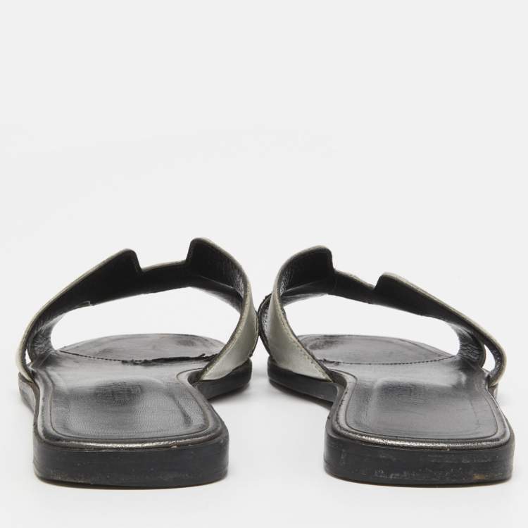 Pre Owned Hermes Metallic Silver Leather Oran Slide Flats Size 37