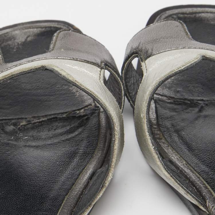 Pre Owned Hermes Metallic Silver Leather Oran Slide Flats Size 37