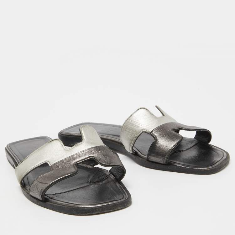 Pre Owned Hermes Metallic Silver Leather Oran Slide Flats Size 37