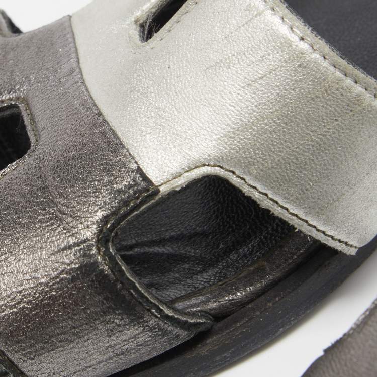 Pre Owned Hermes Metallic Silver Leather Oran Slide Flats Size 37