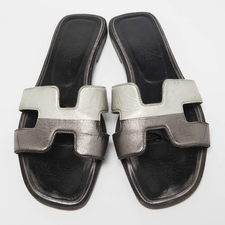 Pre Owned Hermes Metallic Silver Leather Oran Slide Flats Size 37