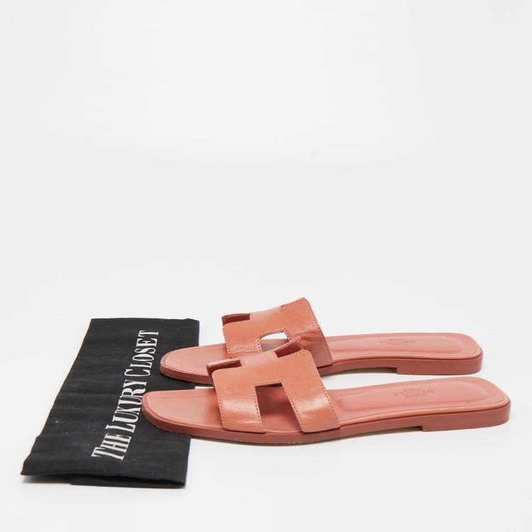 Pre Owned Hermes Coral Leather Oran Flat Sandals Size 40