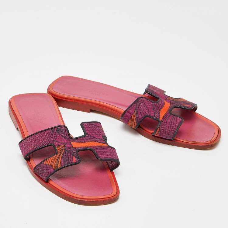 مملوكة مسبقًا Hermes Pink Printed Canvas Oran Slide Sandals Size 35
